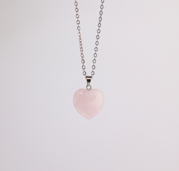 عقد الروز كوارتز