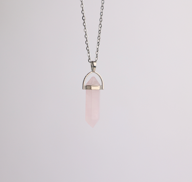 عقد الروز كوارتز